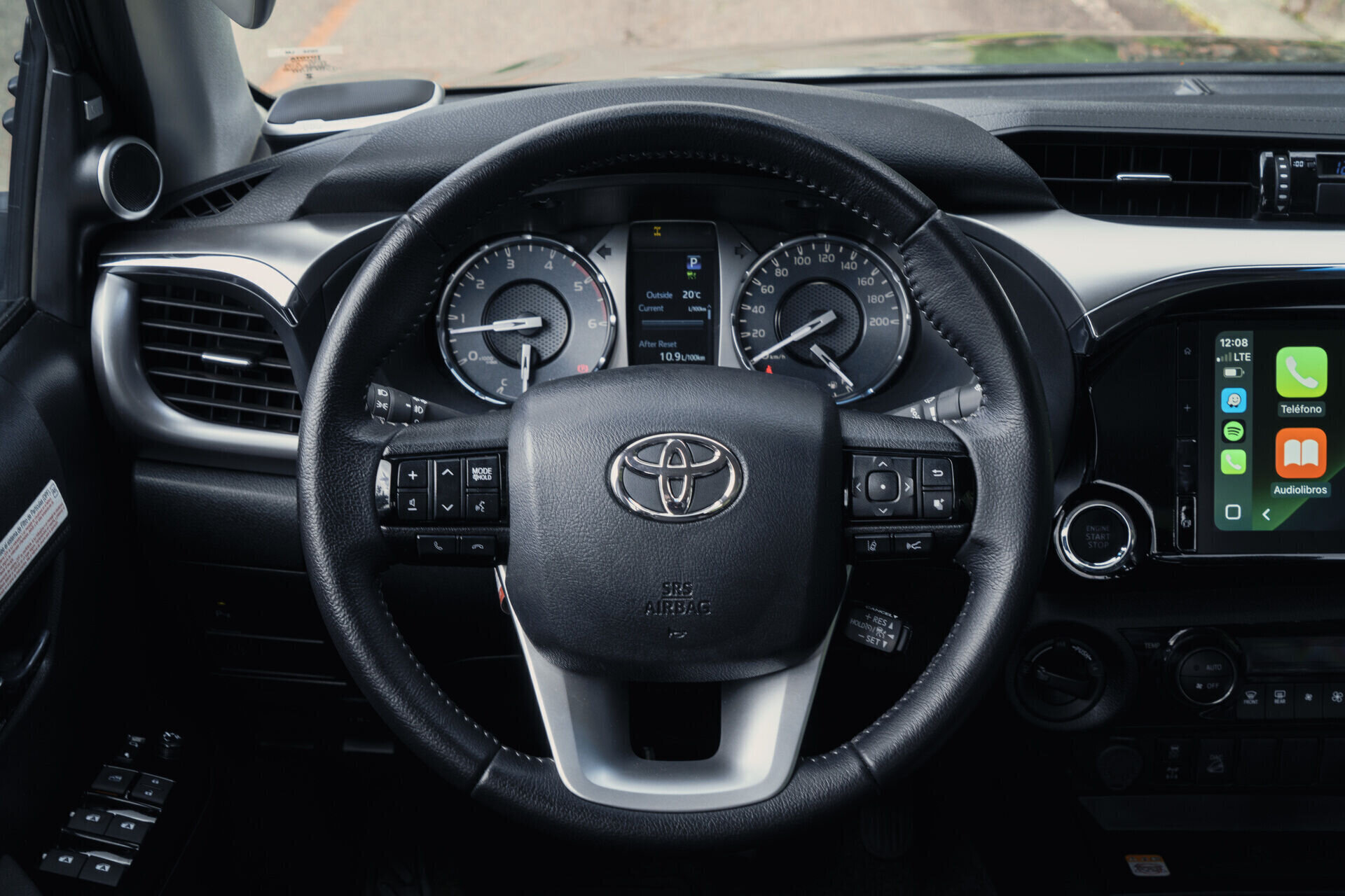 interior Hilux.jpg